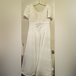 David's Bridal Lady Eleanor Wedding Dress, Short Sleeve Beaded, Bow Detail SZ 20